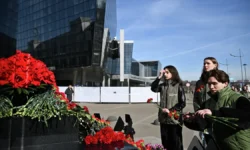 Цветы и солидарность у мемориала жертв теракта в Крокус Сити Холл czvety i solidarnost u memoriala zhertv terakta v krokus siti holl-ul-rks-ru-0