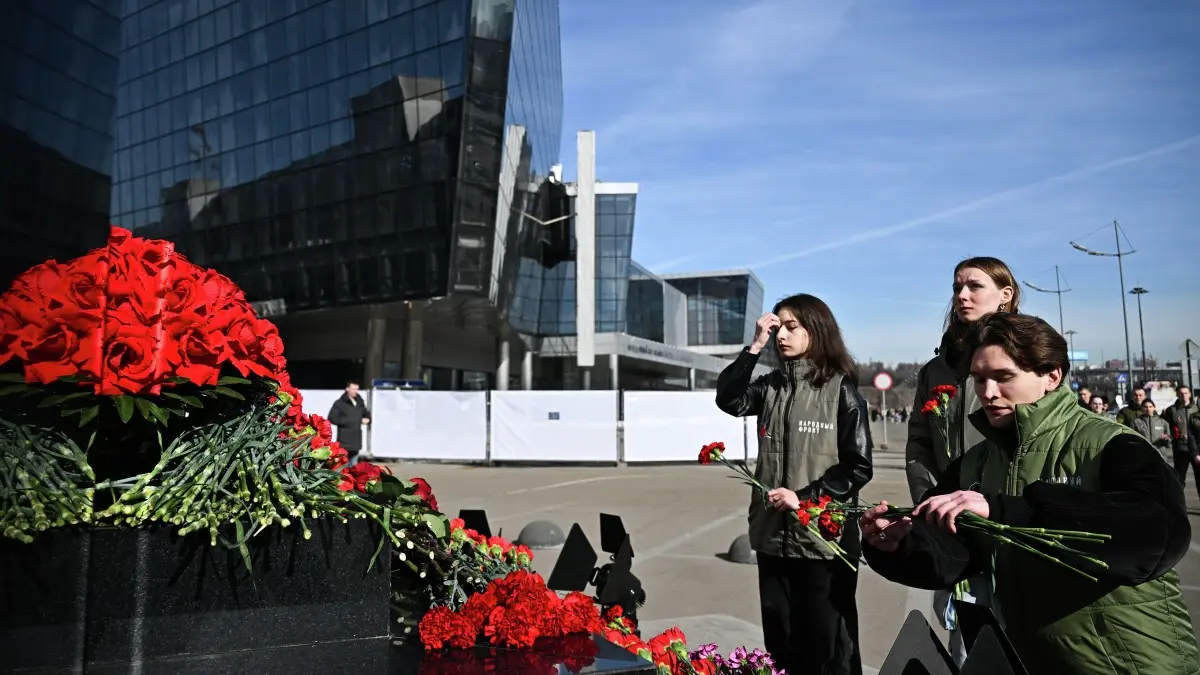 Цветы несут к мемориалу в память о жертвах теракта в «Крокусе» в годовщину трагедии