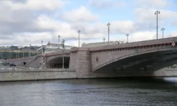 inczident na bolshom moskvoreczkom mostu ryadom s parkom zaryade v moskve-ul-rks-ru-0