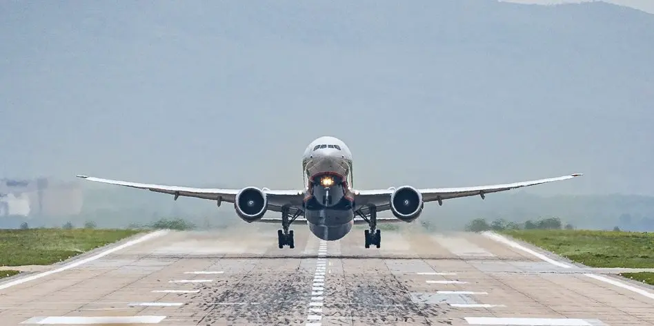 Самолёт на взлетной полосе аэропорта Владивостока Илья Аверьянов, ИА PrimaMedia