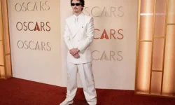 Тимоти Шаламе и Деми Мур удивили необычными нарядами на Оскаре timoti shalame i demi mur udivili neobychnymi naryadami na oskare-ul-rks-ru-0