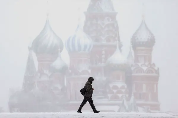 28 апреля синоптики прогнозируют в Москве снег, дождь и порывистый ветер. Столичный дептранс предупредил о возможных перекрытиях в центре, на западе и юго-западе города и рекомендовал жителям передвигаться на метро (Артем Геодакян / ТАСС)