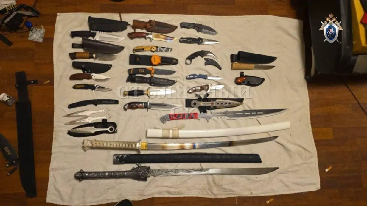 Mash: Зарезавший женщину в Москве мужчина пытался отобрать у полицейского автоматы