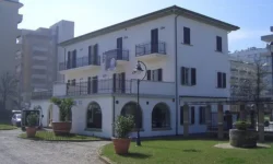 Вилла Муссолини в Римини: Fratelli d'Italia и будущее villa mussolini v rimini i budushhee-ul-rks-ru-0