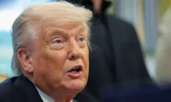 Трамп и фон дер Ляйен обсудили перспективы в отношениях США и ЕС tramp i fon der lyajen obsudili perspektivy v otnosheniyah ssha i es-ul-rks-ru-0