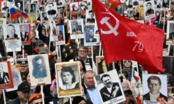 Украинцы попытались сорвать Бессмертный полк у посольства России ukrainczy popytalis sorvat bessmertnyj polk u posolstva rossii-ul-rks-ru-0
