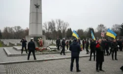 v varshave sorvali vozlozhenie czvetov k memorialu sovetskim voinam-ul-rks-ru-0