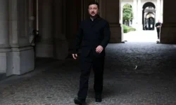 Зеленский опоздал на встречу с Макроном и Стармером в Даунинг-стрит zelenskij opozdal na vstrechu s makronom i starmerom v dauningstrit-ul-rks-ru-0