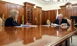 Элла Памфилова доложила Путину о жеребьевке партий на выборах ella pamfilova dolozhila putinu o zherebevke partij na vyborah-ul-rks-ru-0