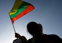 Литва стремится к конструктивному диалогу с Россией A girl holds Lithuanias flag as she watches the start of the Baltic Run event in Vilnius