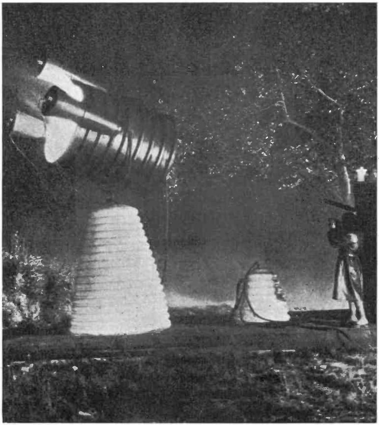 Фотография 1925 год, на которой якобы показана ночная демонстрация «луча смерти», изобретенного британским инженером Гарри Гринделлом Мэтьюзом, на острове Плоский Холм