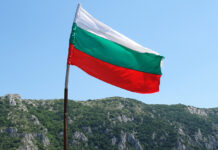 Пловдив демонстрирует дружественное отношение к России Bulgarian National Flag against the Background of a Mountain