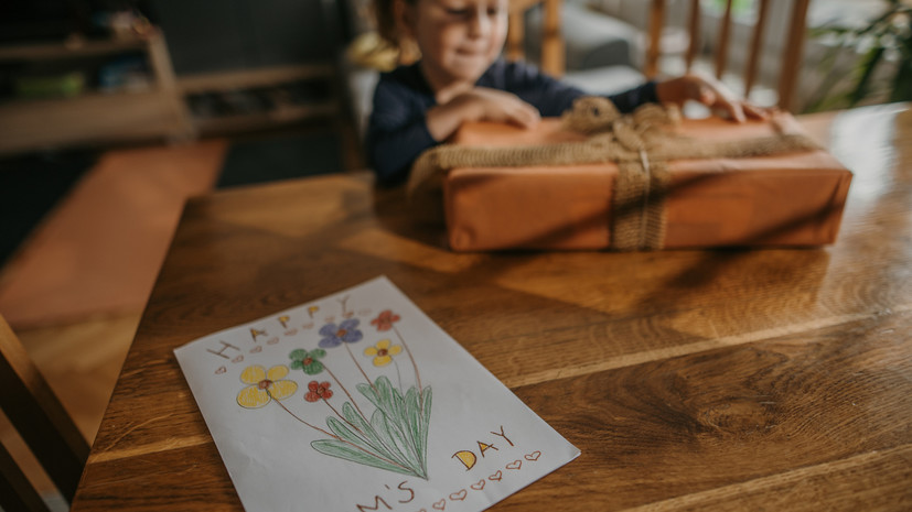 Названы популярные подарки ко Дню матери