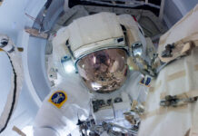 Космическое пространство влияет на скорость реакции человека: новое исследование NASA astronaut Greg Chamitoff attired in his Extravehicular Mobility Unit EMU spacesuit is seen at beginning of spacewalk in the ISS