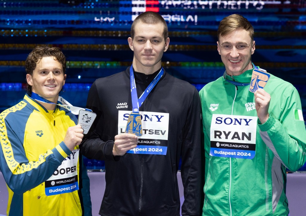 Мирон Лифинцев (в центре)