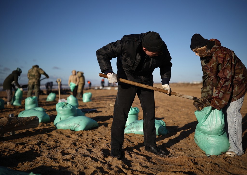 Волонтеры ликвидируют последствия разлива нефтепродуктов на береговой линии в Анапе