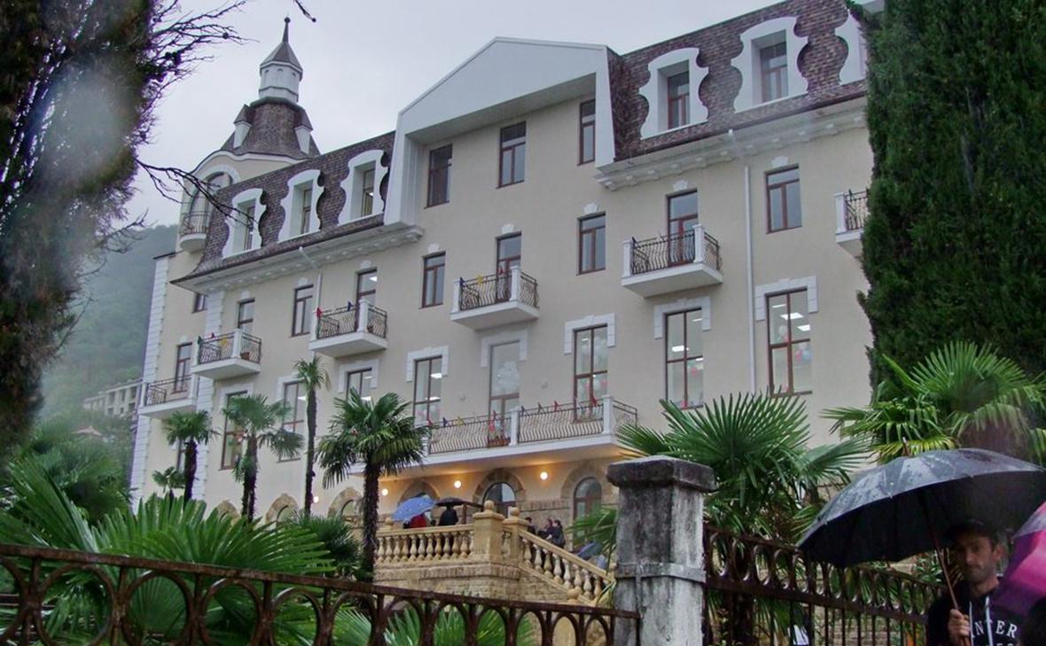 Старейшая школа в городе Гагра (gagra.biz)