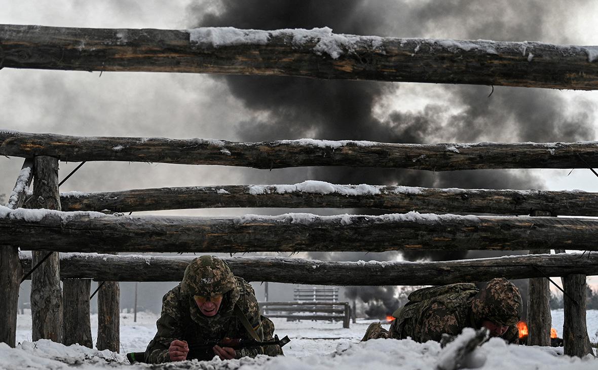 Военнослужащие принимают участие в военных учениях на полигоне, Черниговская область, Украина, ноябрь 2024 года (Максим Кишка / Reuters)
