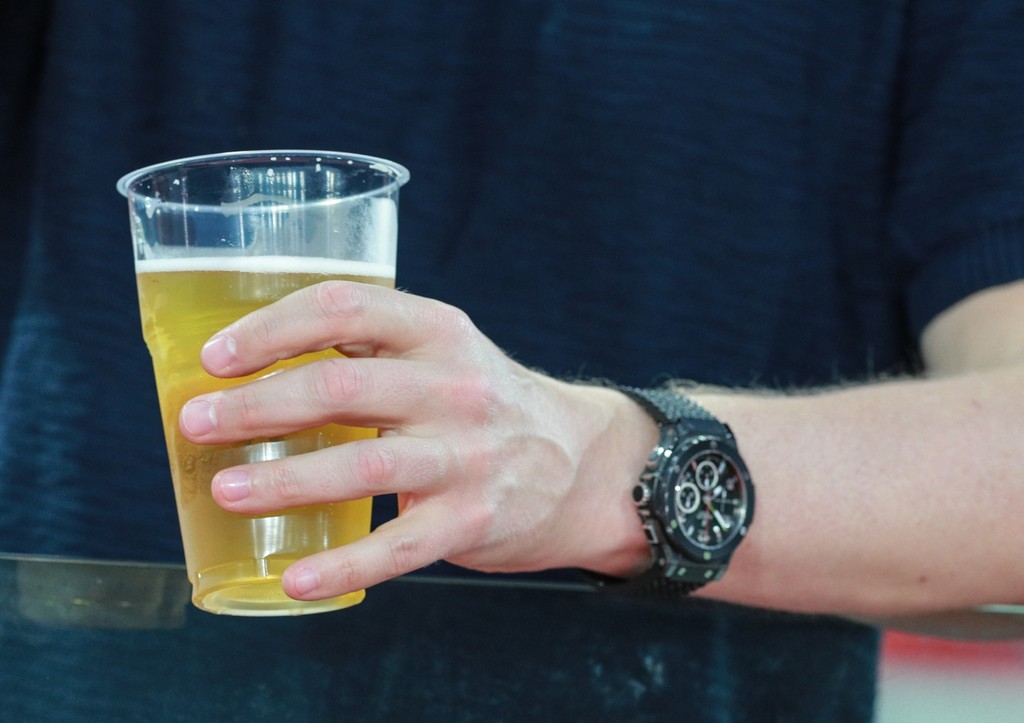 На хоккейные стадионы в России могут вернуть пиво