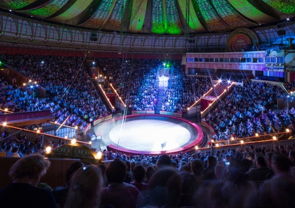 В цирке на Украине детей заставили смотреть на скелеты «русских военных»