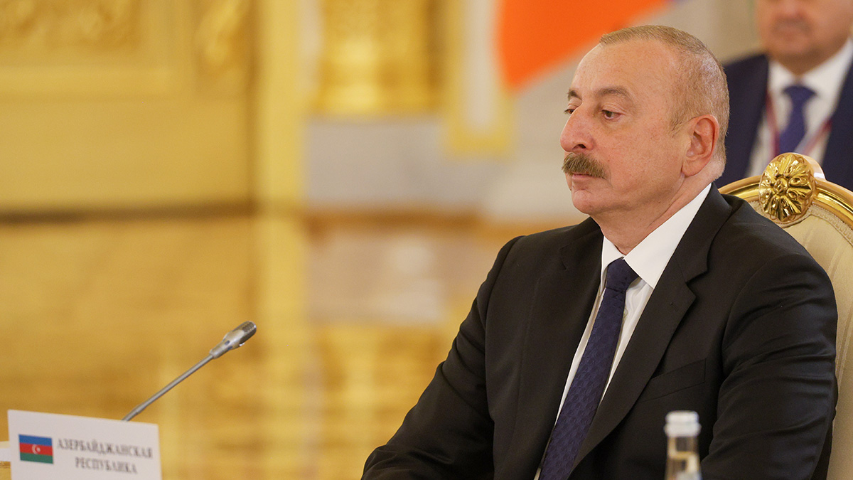 Президент Азербайджана выразил соболезнования семьям погибших при крушении в Актау