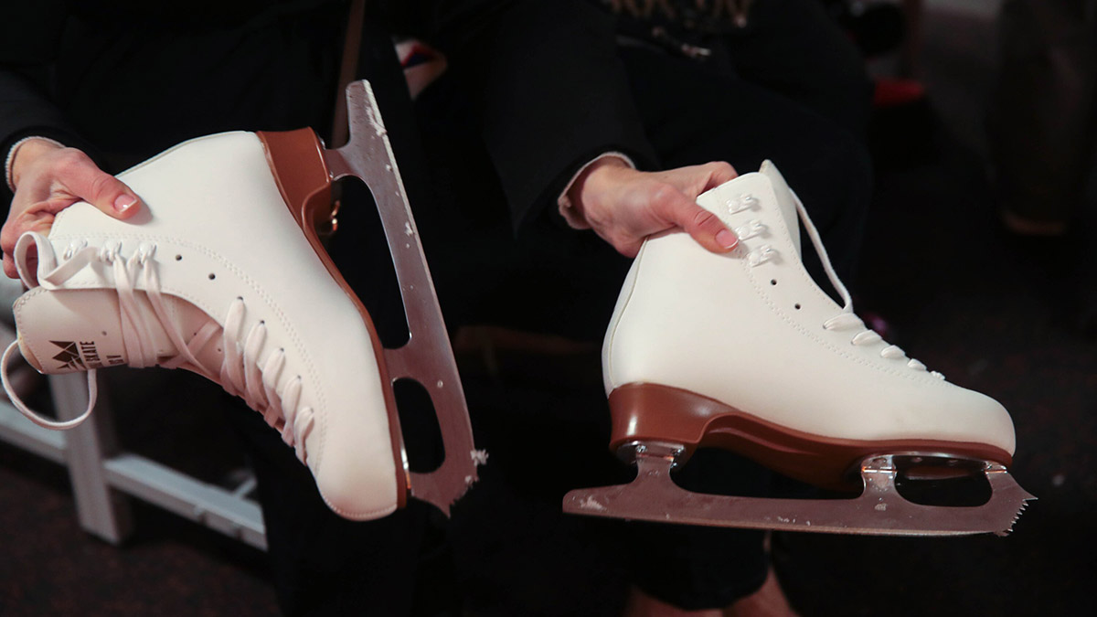 В Балашихе женщина с коляской отправилась кататься на коньках на местном водоеме