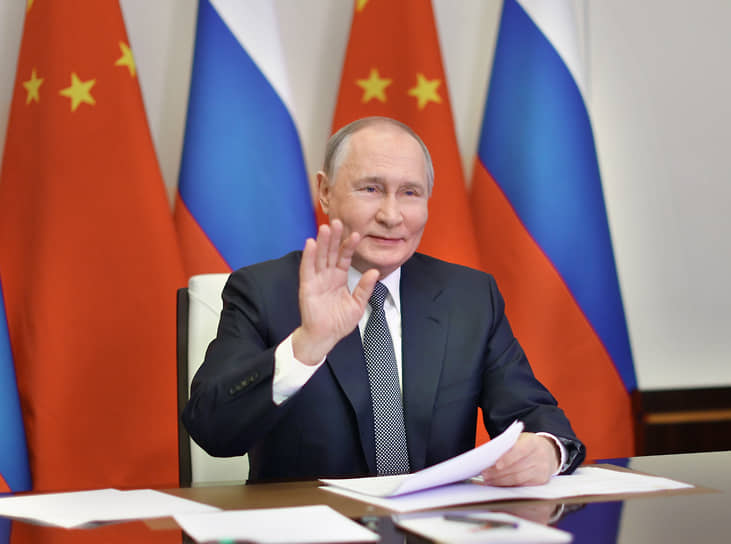 Владимир Путин во время разговора по видеосвязи с Си Цзиньпином