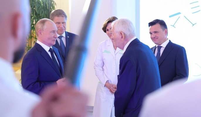 Путин и Воробьев открыли детский медицинский центр имени Рошаля в Подмосковье