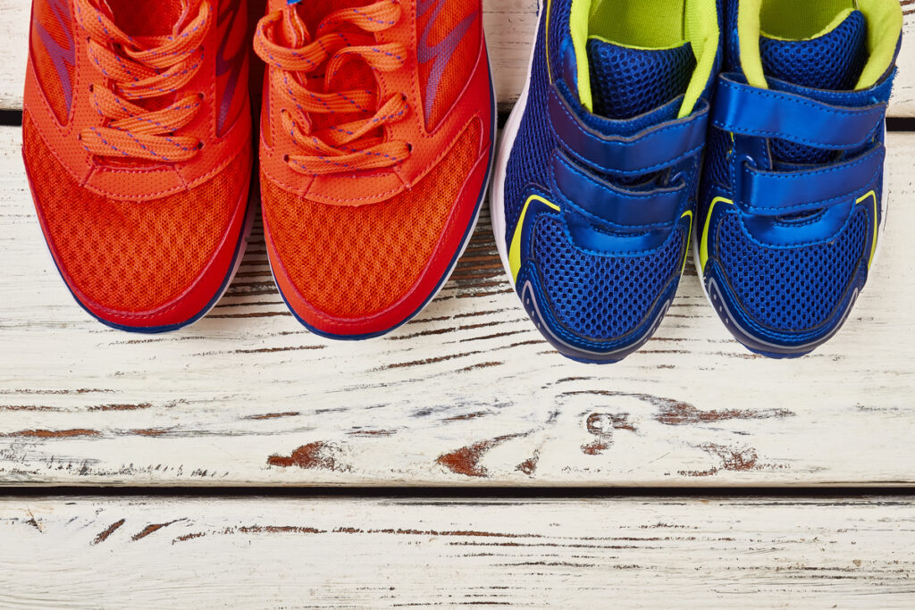 2 пары спортивных кроссовок