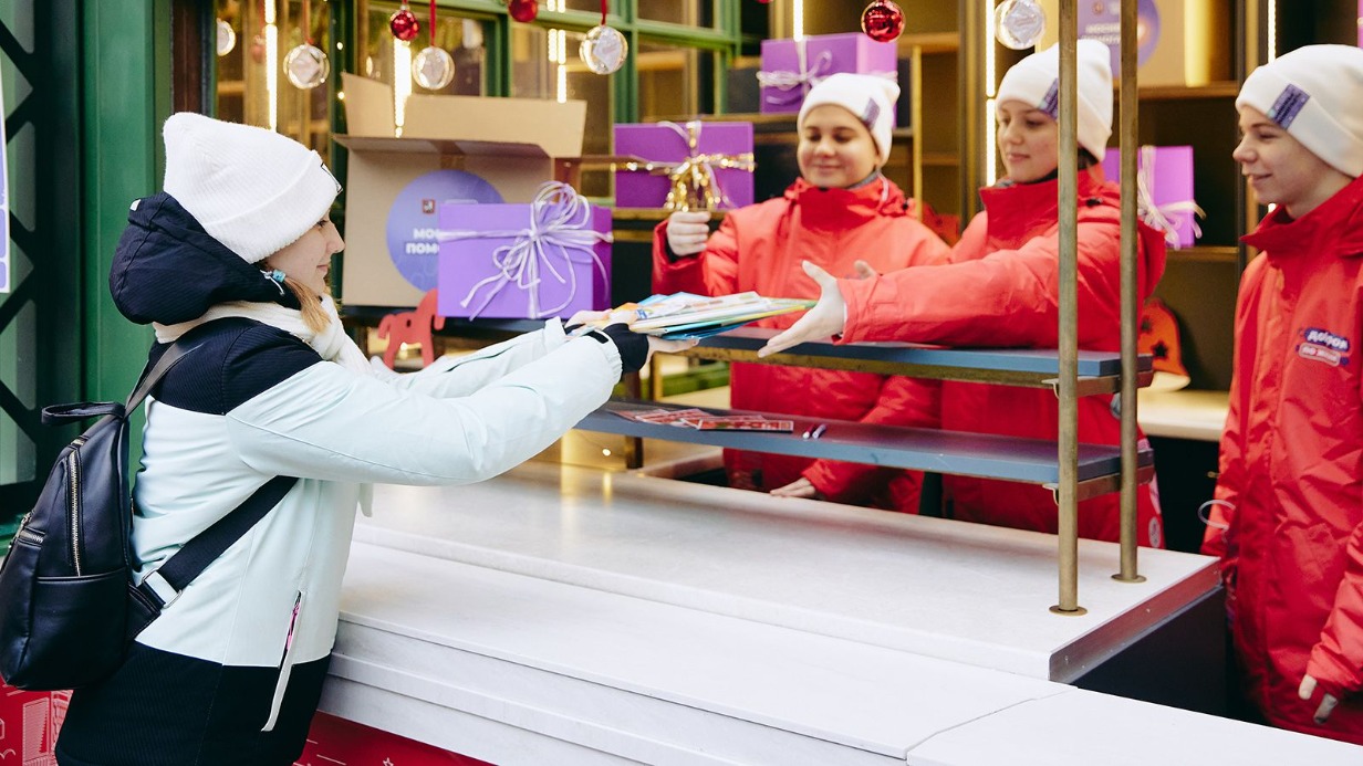 Как волонтеры помогают в «Домиках добра» проекта «Зима в Москве»