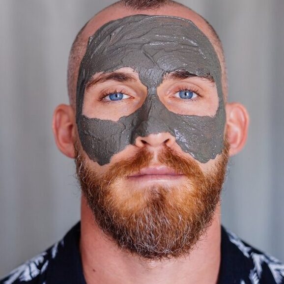 Мужчина в маске