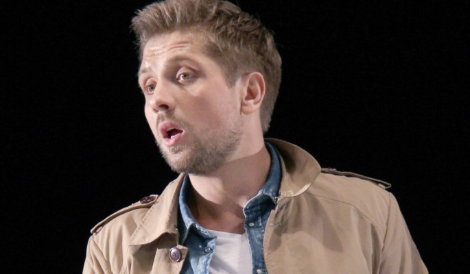 Похоронил всю семью и стал отцом для чужих детей: что случилось с актером Романом Маякиным