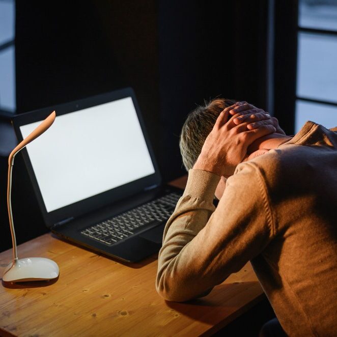 Мужчина устал за компьютером