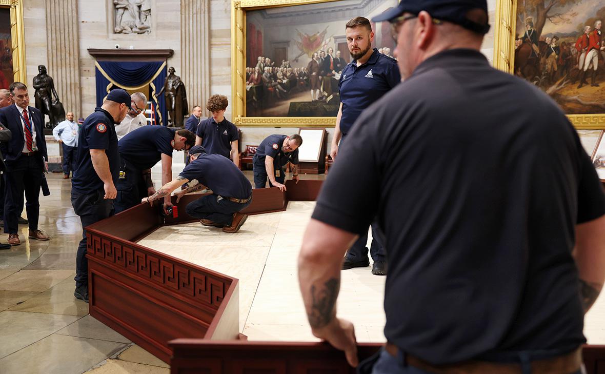 Рабочие готовят ротонду Капитолия США для инаугурации избранного президента Дональда Трампа на второй срок, Вашингтон (Kayla Bartkowski / Getty Images)