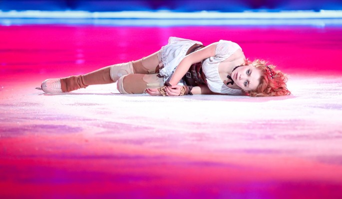 Покинувшая страну актриса Кузьмина родила дочь