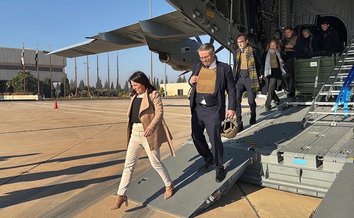 Анналена Бэрбок выходит из самолёта A400M в аэропорту Дамаска, Сирия (dpa / Global Look Press)