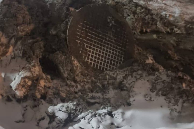 Во Владивостоке на улице Кузнецова вырвало канализационный люк ИА PrimaMedia