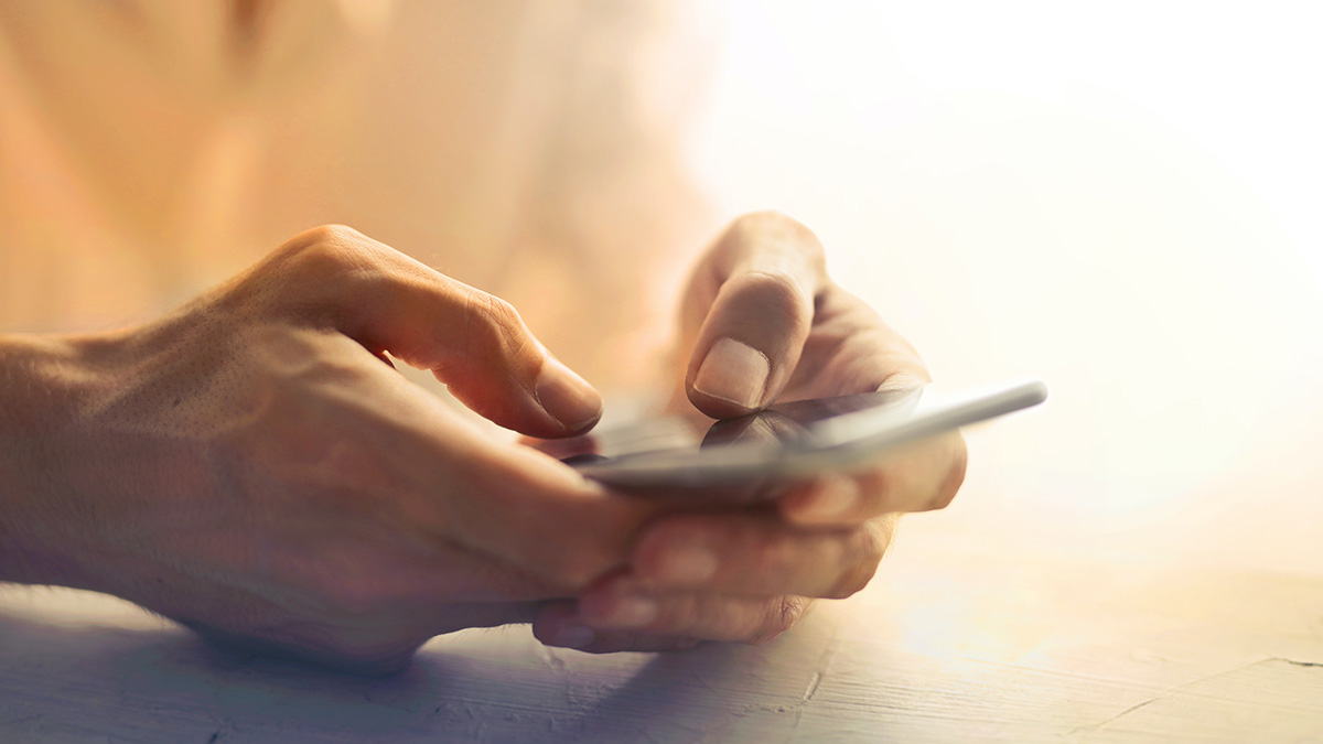 Стало известно, сколько россиян заходят в интернет сразу после пробуждения