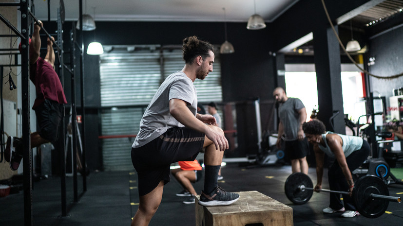 Травматолог Серова рассказала о пользе тренировок в спортзале