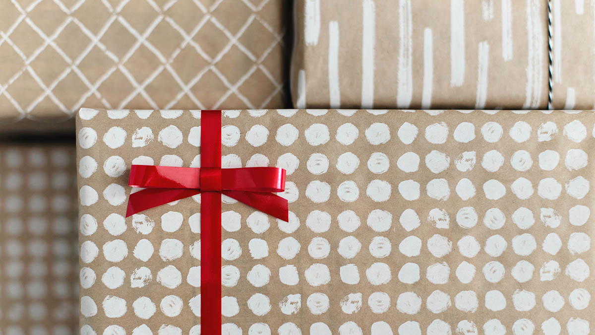 СДЭК сообщил, какие необычные подарки петербуржцы отправляли на Новый год близким