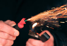 Важное предупреждение о безопасном обращении с пиротехникой TheFirecrackerInAHandManHoldingABurningPetard