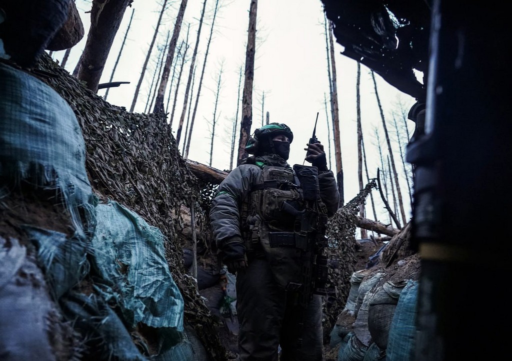 Военнослужащий Вооруженных сил Украины в зоне боевых действий
