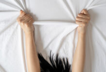 Изучение необычных предпочтений в сфере интимных услуг WomanHavingOrgasmWithBoyfriendOnWhiteBedSheWas