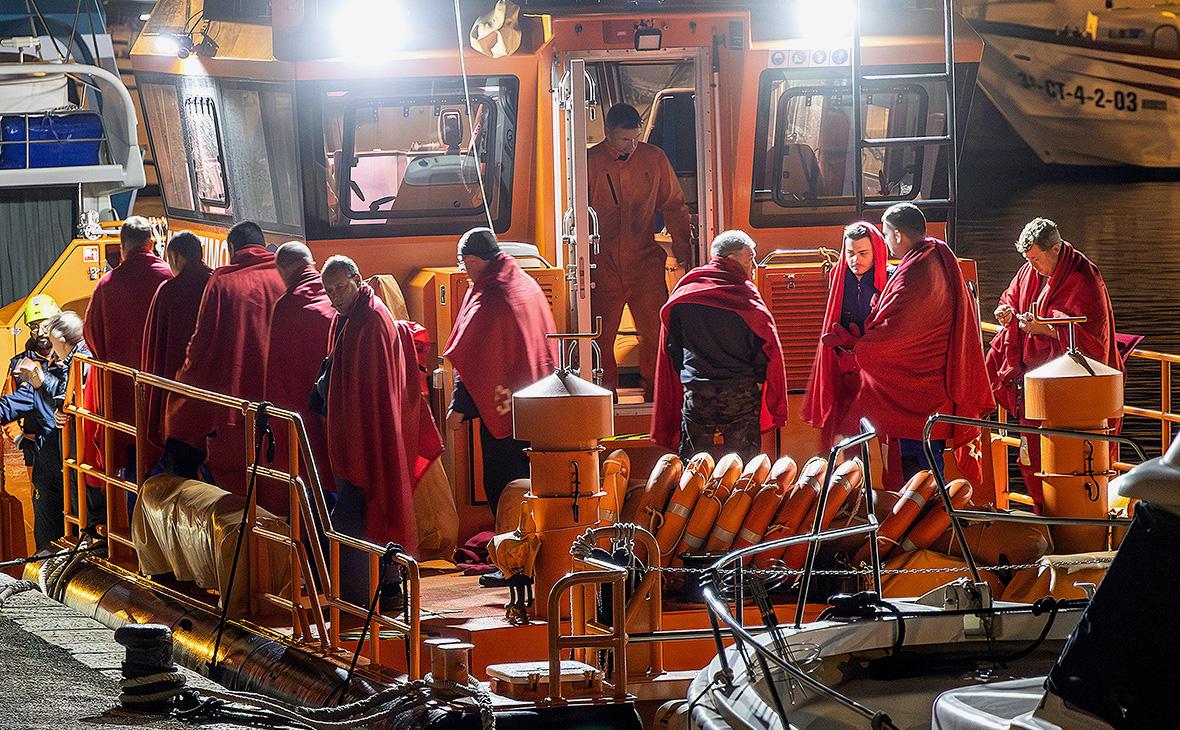 Выжившие с затонувшего российского сухогруза Ursa Major на палубе испанского спасательного судна по прибытии в порт Картахена, Испания, декабрь 2024 года (Jose Maria Rodriguez / Reuters)