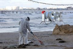 Более 38 кв. километров акватории Керченского пролива очищено от нефтепродуктов