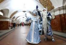 Московский Дед Мороз и Снегурочка на Кольцевой линии метро