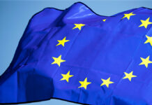 Раскол в ЕС из-за возможного возврата к российскому газу WavingEuropeanUnionFlagOnBlueSky