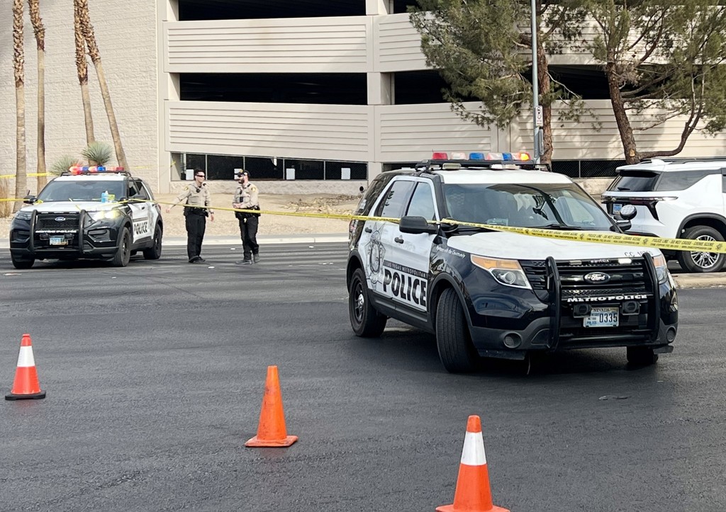 Полицейские несут караул на оцепленной территории возле отеля Trump International в Лас-Вегасе