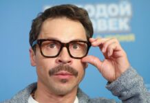 Павел Деревянко столкнулся с крупным судебным разбирательством Премьера комедии Молодой человек в кинотеатре Октябрь