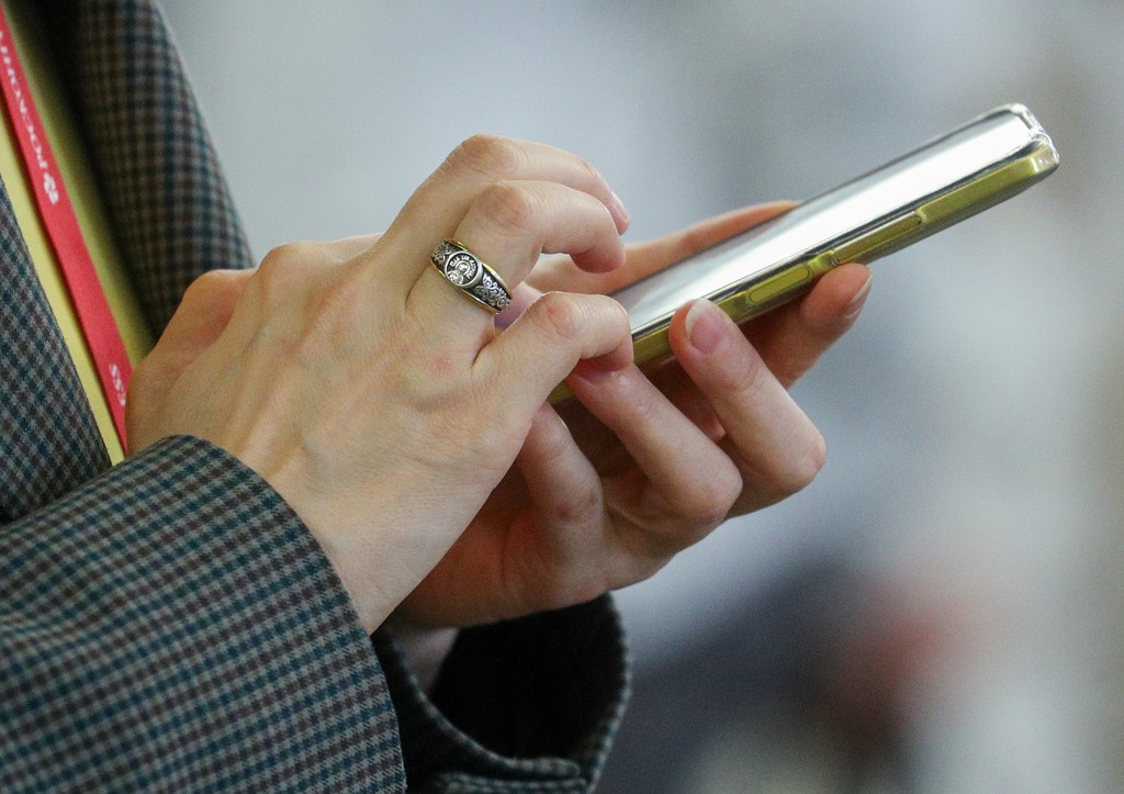 Что нужно немедленно удалить со смартфона: предупредите об этом близких